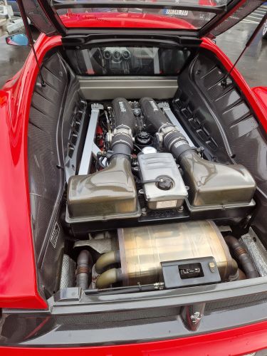 14 Motorraum mit leichten Carbonverkleidungen